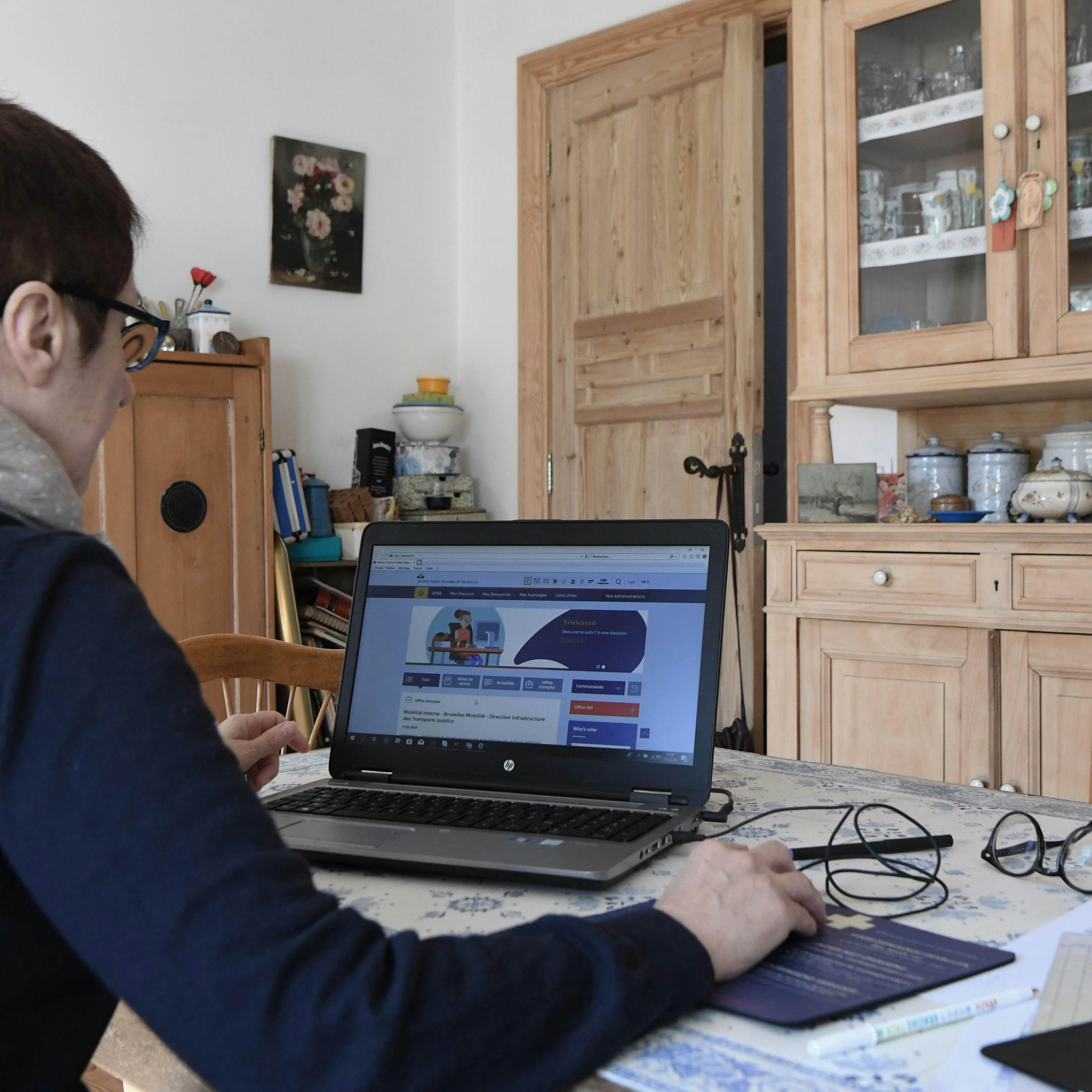 Un télétravailleur du Service public régional de Bruxelles travaillant à domicile