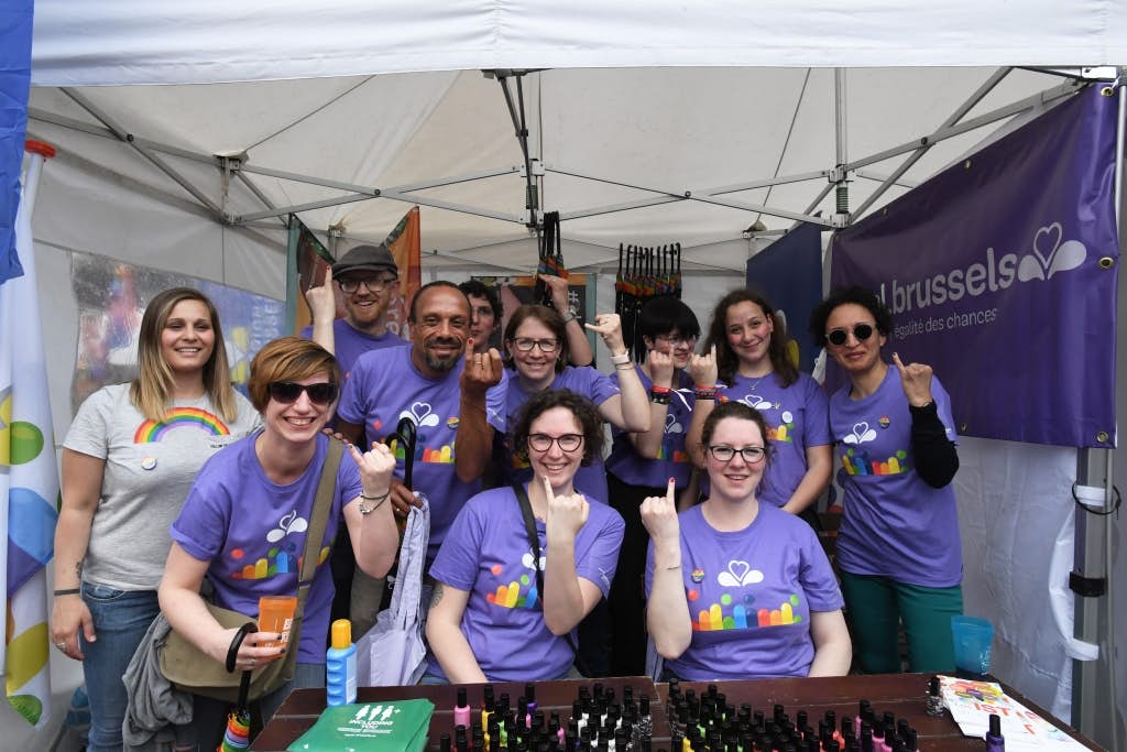 Onze collega's van equal.brussels dragen de kleuren van de Gewestelijke Overheidsdienst Brussel uit aan hun stand en in de optocht van de Belgian Pride