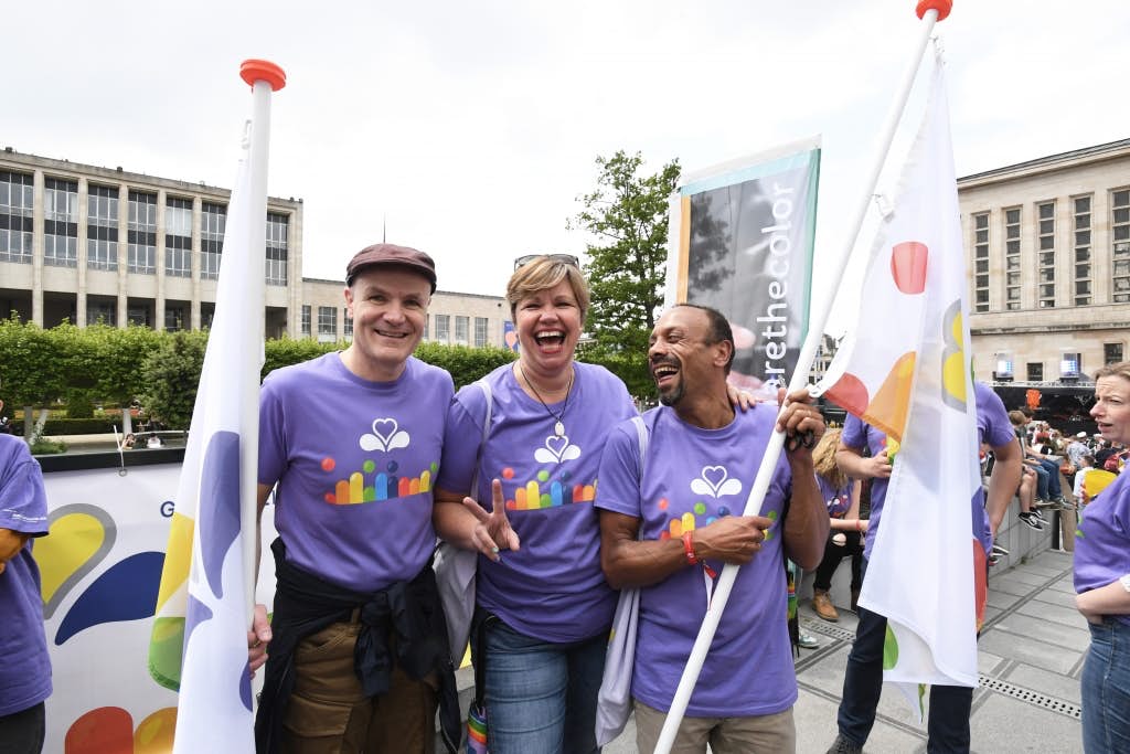 Onze collega's van equal.brussels dragen de kleuren van de Gewestelijke Overheidsdienst Brussel uit aan hun stand en in de optocht van de Belgian Pride