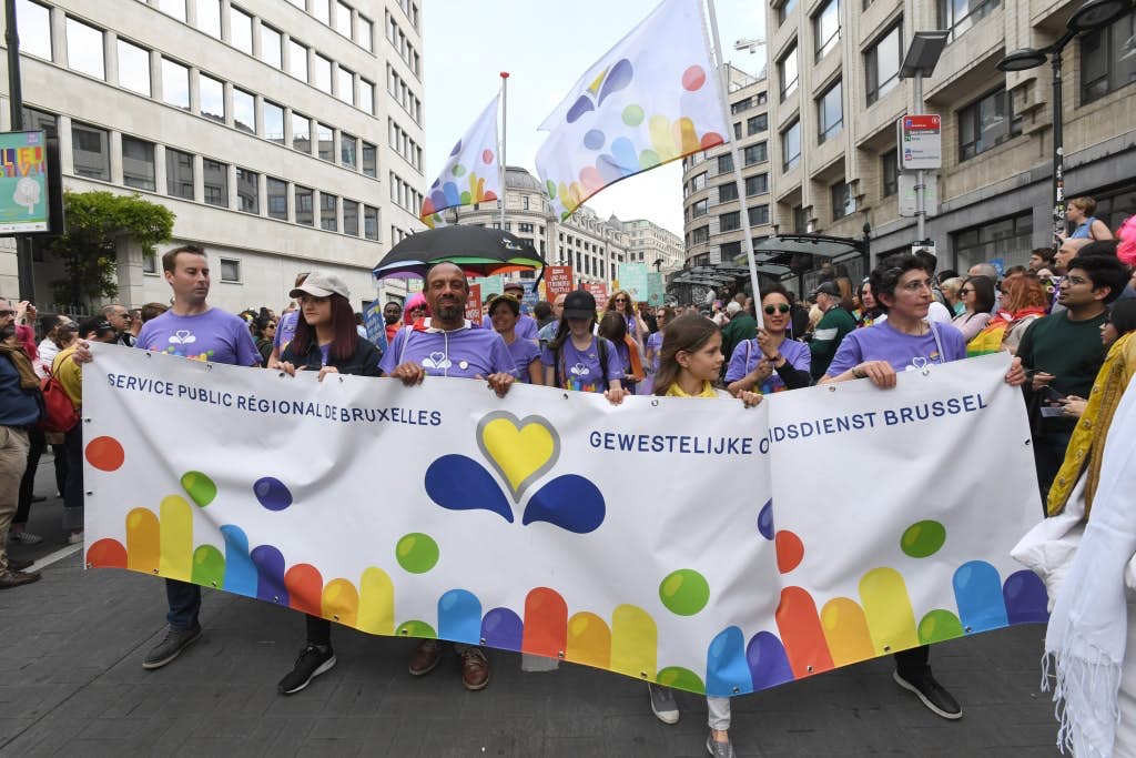 Onze collega's van equal.brussels dragen de kleuren van de Gewestelijke Overheidsdienst Brussel uit aan hun stand en in de optocht van de Belgian Pride