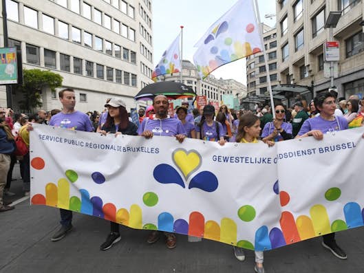Nos collègues d’equal.brussels portent les couleurs du Service public régional de Bruxelles sur leur stand et dans le cortège de la Belgian Pride