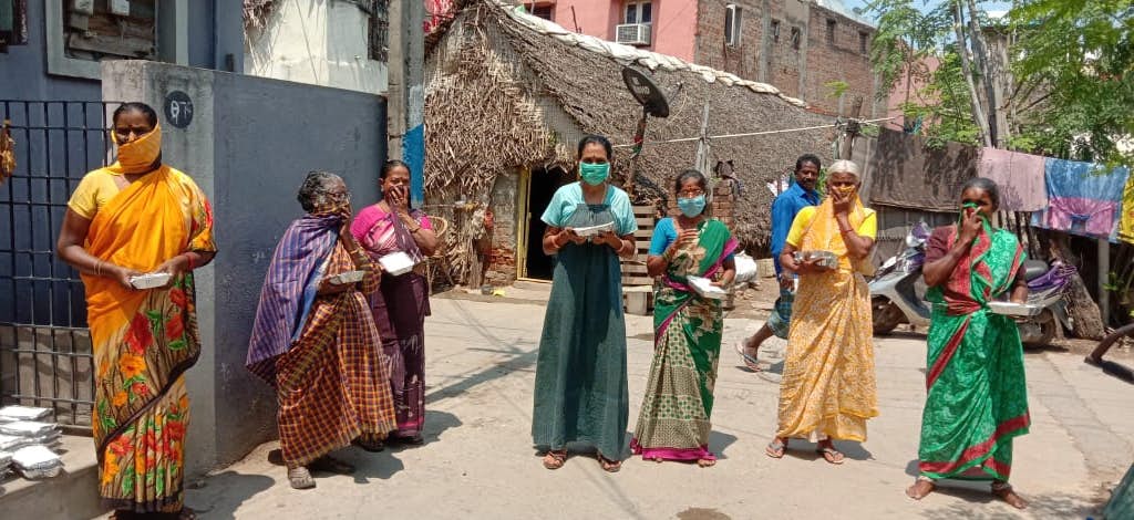 Distribution de vivres à des femmes à Chennai