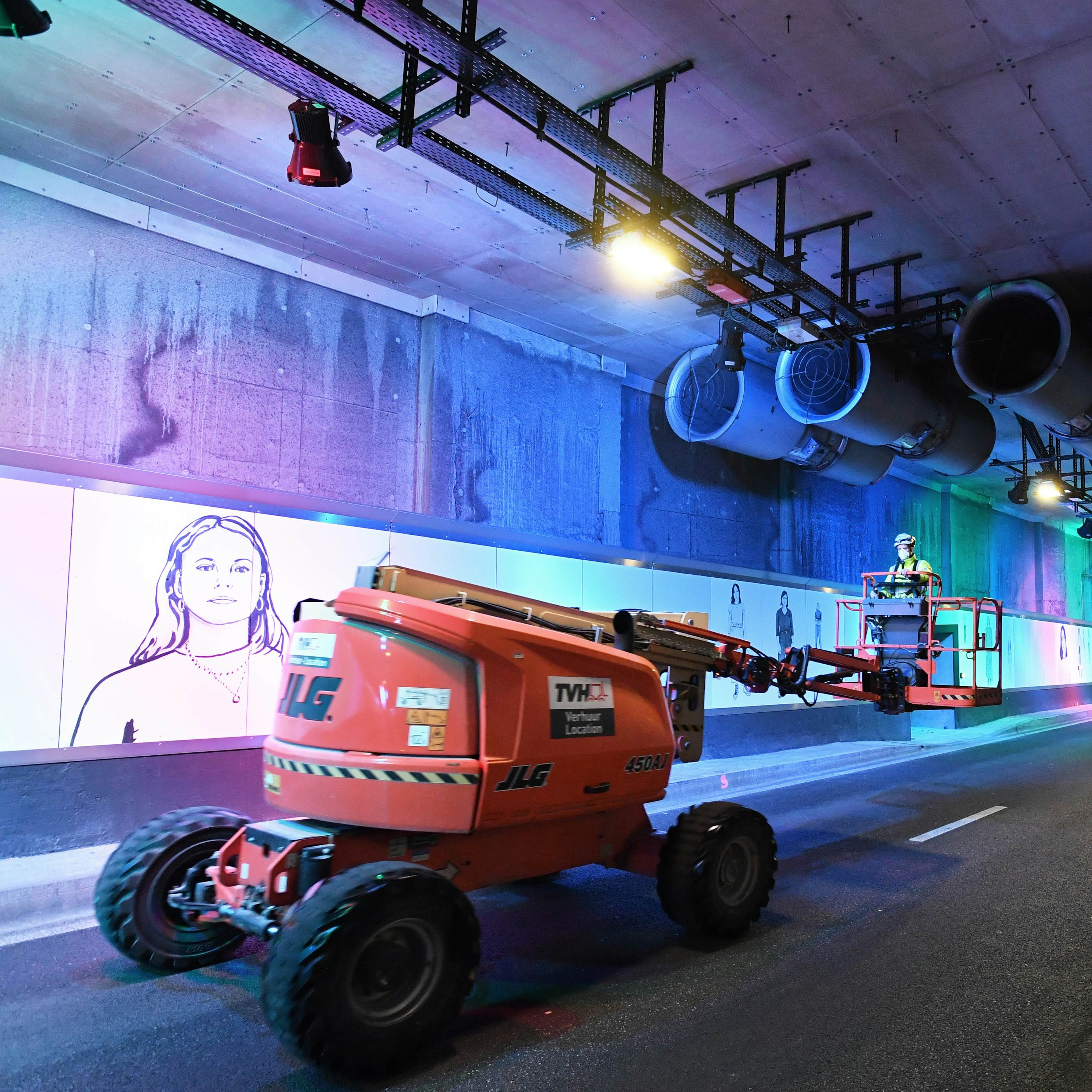 Verschillende foto’s van de in 2022 gerenoveerde Anny Cordytunnel met de portretten van 30 jonge vrouwen door Charlotte Beaudry.