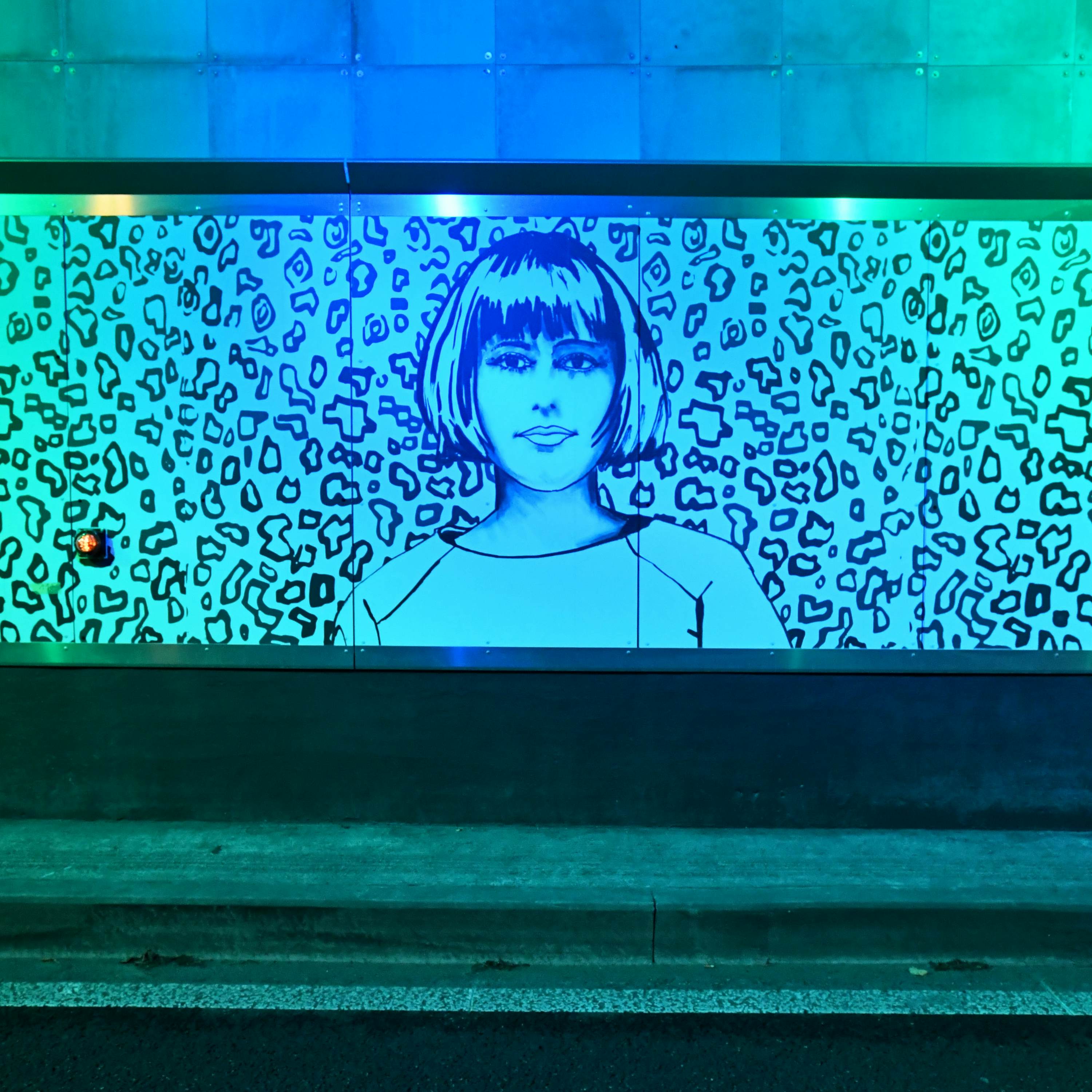 Verschillende foto’s van de in 2022 gerenoveerde Anny Cordytunnel met de portretten van 30 jonge vrouwen door Charlotte Beaudry.