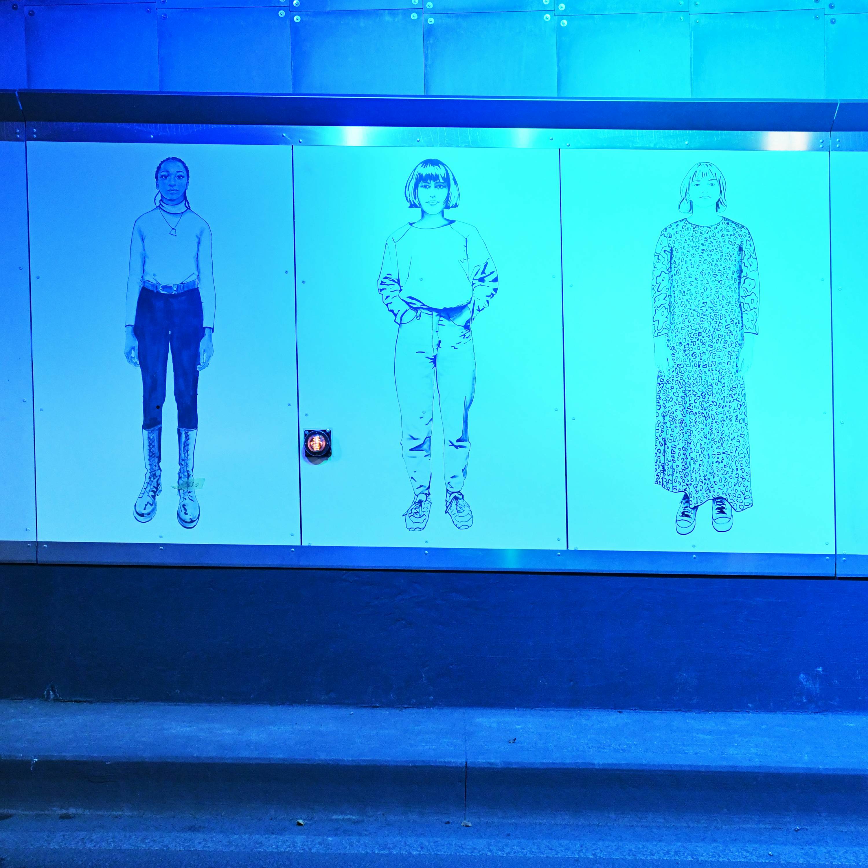 Verschillende foto’s van de in 2022 gerenoveerde Anny Cordytunnel met de portretten van 30 jonge vrouwen door Charlotte Beaudry.