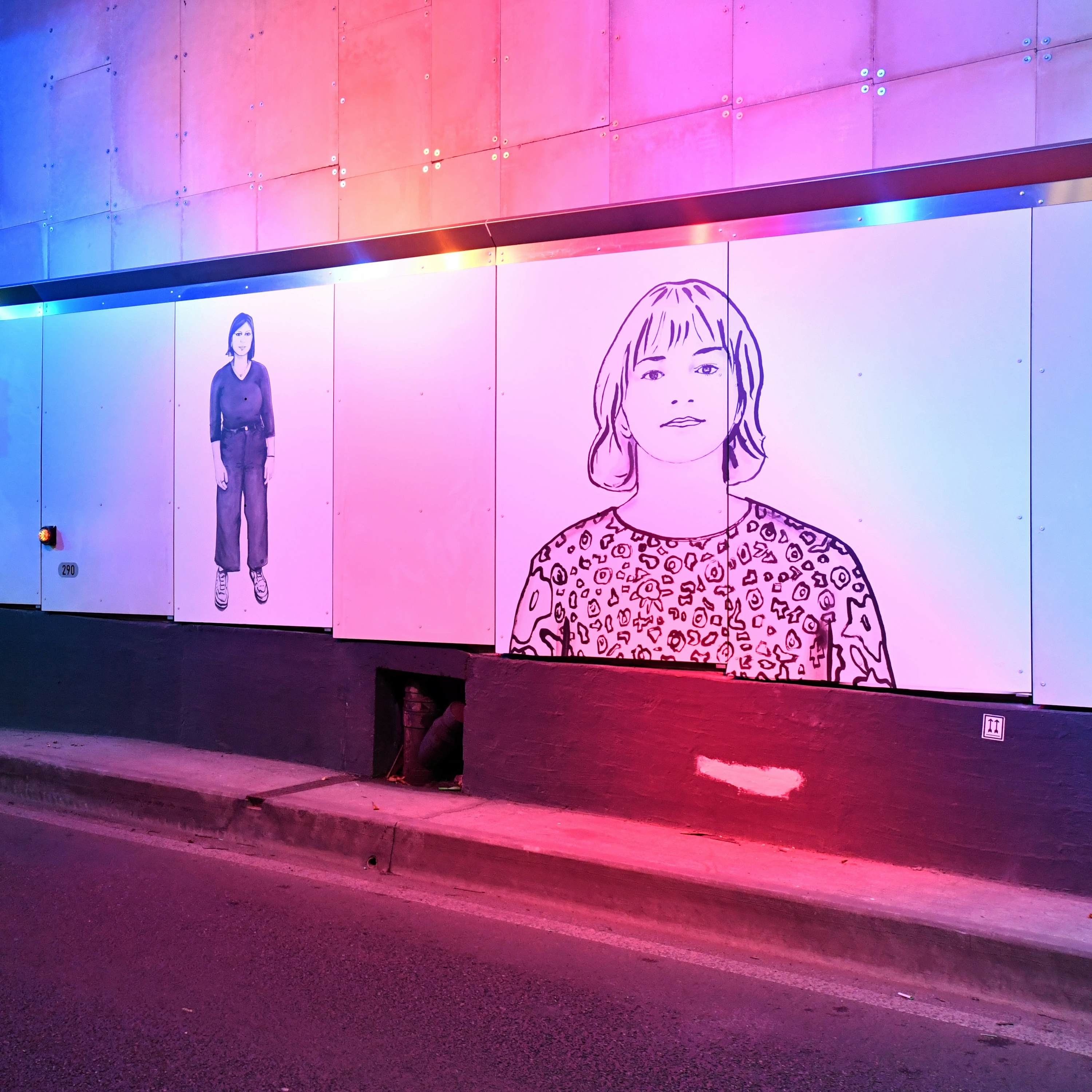 Verschillende foto’s van de in 2022 gerenoveerde Anny Cordytunnel met de portretten van 30 jonge vrouwen door Charlotte Beaudry.