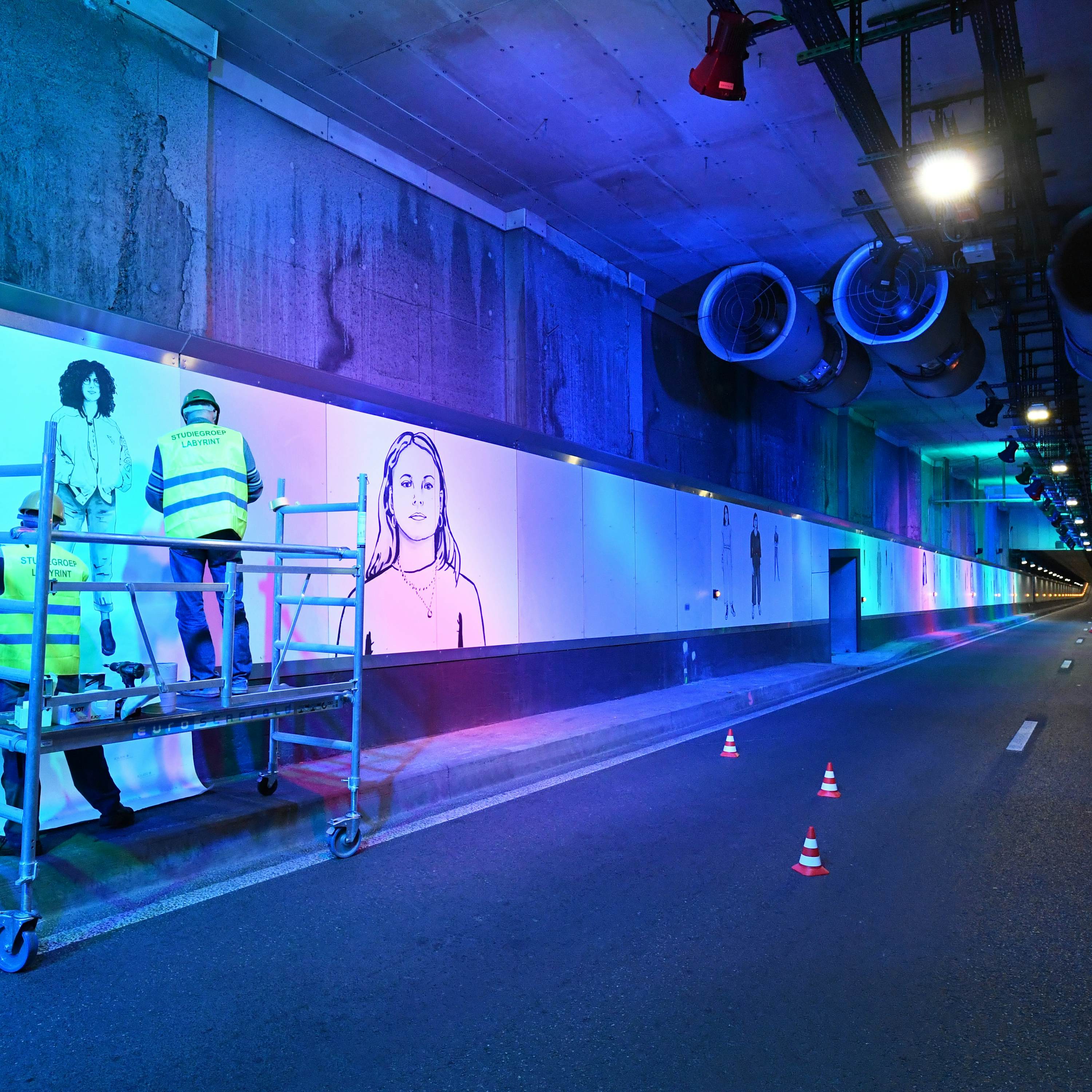 Verschillende foto’s van de in 2022 gerenoveerde Anny Cordytunnel met de portretten van 30 jonge vrouwen door Charlotte Beaudry.