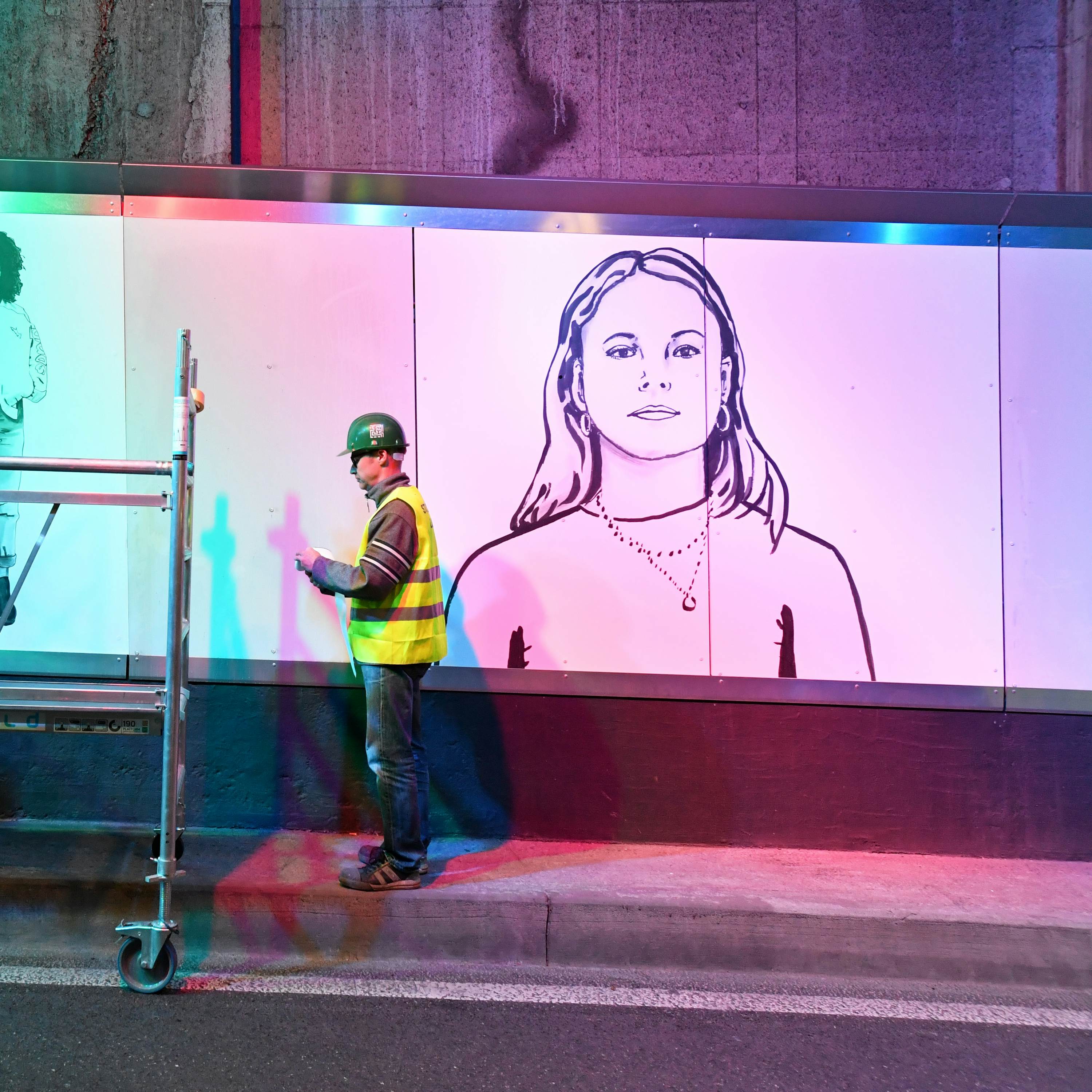 Verschillende foto’s van de in 2022 gerenoveerde Anny Cordytunnel met de portretten van 30 jonge vrouwen door Charlotte Beaudry.