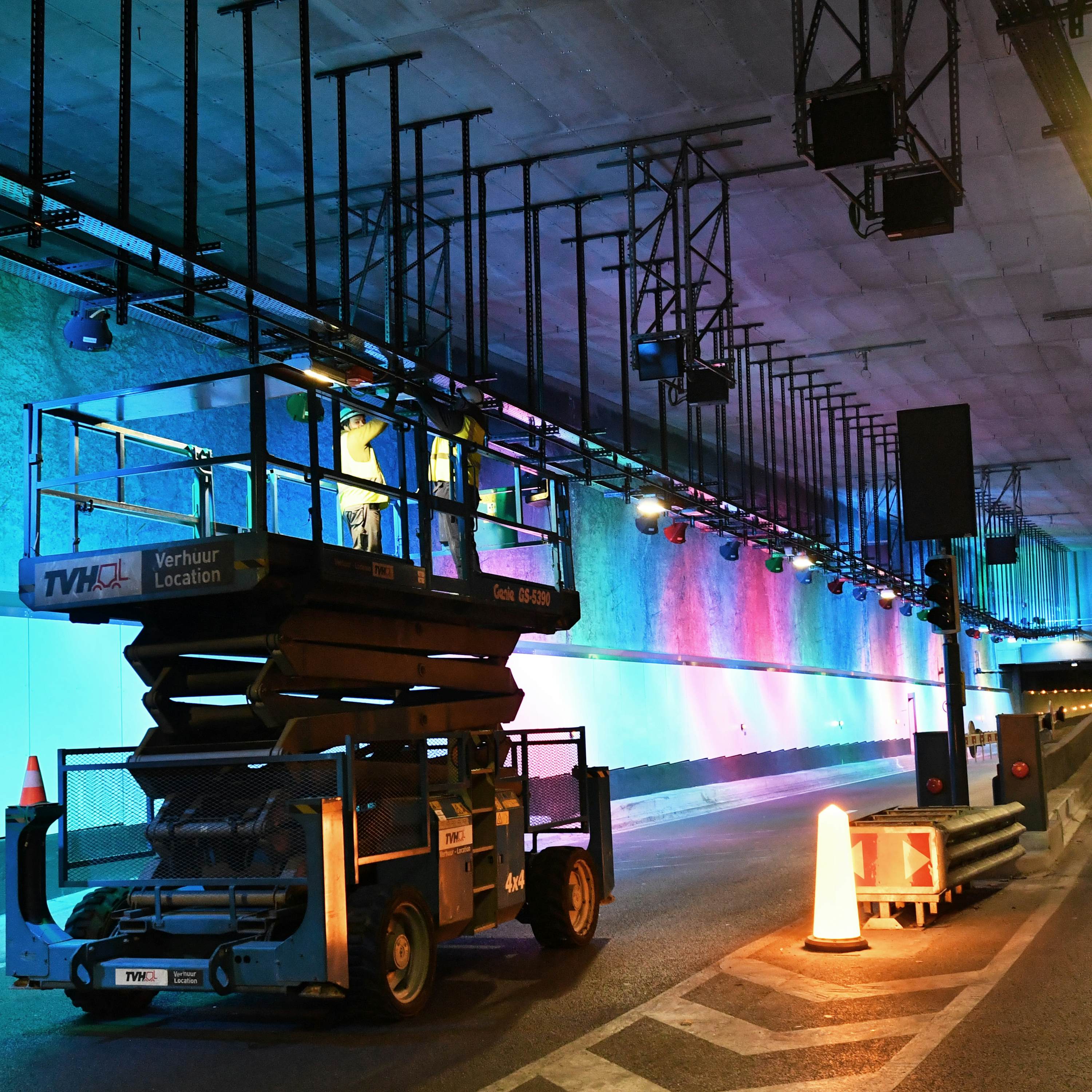 Verschillende foto’s van de in 2022 gerenoveerde Anny Cordytunnel met de portretten van 30 jonge vrouwen door Charlotte Beaudry.